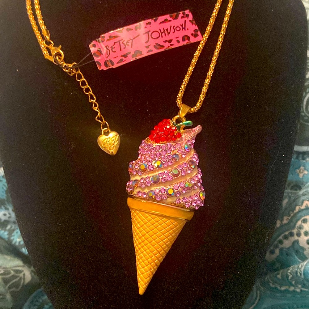 🍦Women’s Betsey Johnson Necklace🍦
